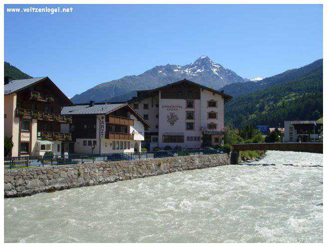 Vue panoramique des sommets enneigés et de la culture vibrante de Sölden, Tyrol.