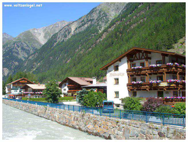 Vue panoramique des sommets enneigés et de la culture vibrante de Sölden, Tyrol.
