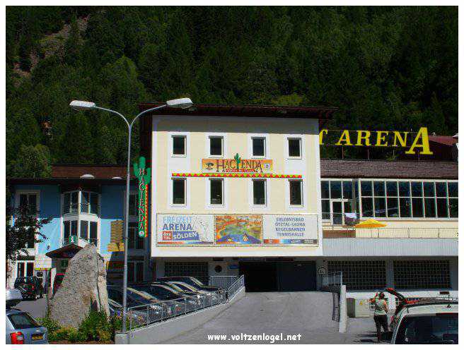 Vue panoramique des sommets enneigés et de la culture vibrante de Sölden, Tyrol.