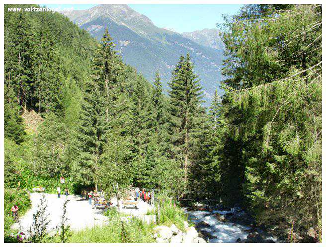 Cascade majestueuse de Stuibenfall dans l'Oetztal Tyrolien