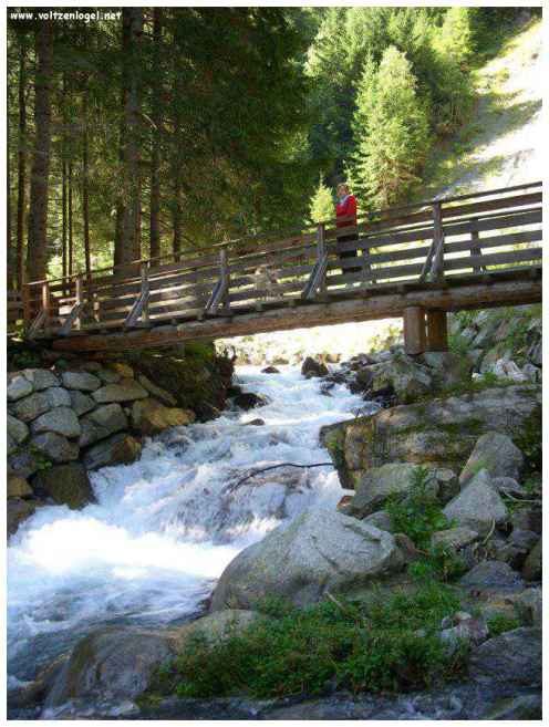 Cascade majestueuse de Stuibenfall dans l'Oetztal Tyrolien