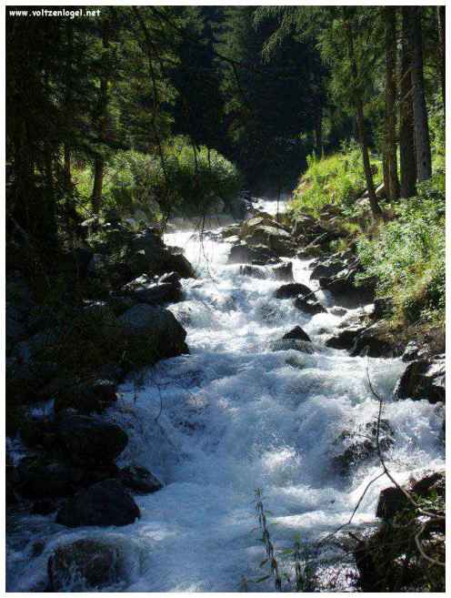 Cascade majestueuse de Stuibenfall dans l'Oetztal Tyrolien