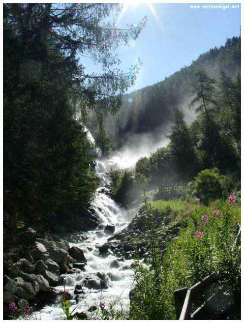 Cascade majestueuse de Stuibenfall dans l'Oetztal Tyrolien