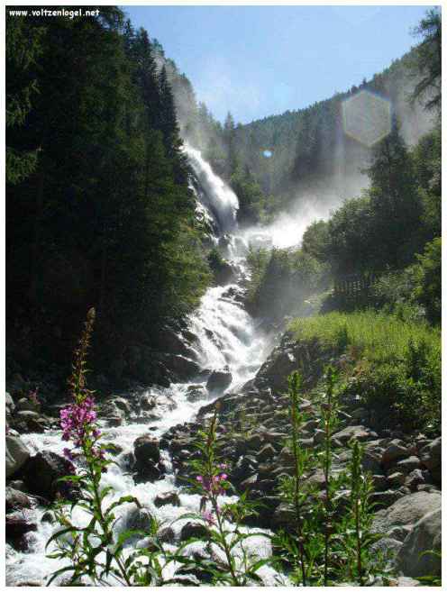 Cascade majestueuse de Stuibenfall dans l'Oetztal Tyrolien