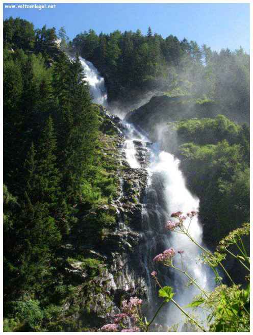 Cascade majestueuse de Stuibenfall dans l'Oetztal Tyrolien