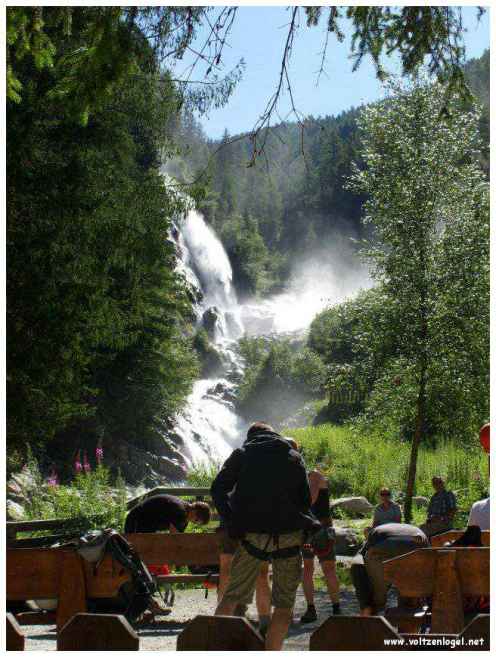 Cascade majestueuse de Stuibenfall dans l'Oetztal Tyrolien