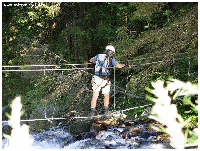 Cascade majestueuse de Stuibenfall dans l'Oetztal Tyrolien