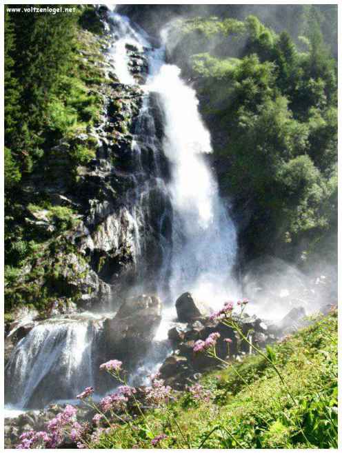 Cascade majestueuse de Stuibenfall dans l'Oetztal Tyrolien