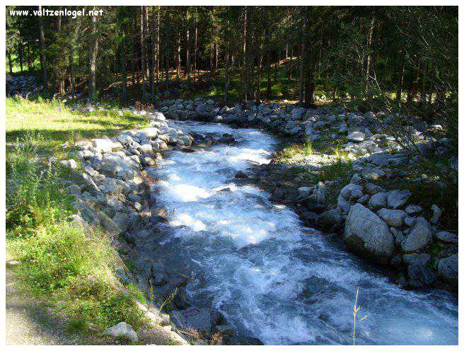 Cascade majestueuse de Stuibenfall dans l'Oetztal Tyrolien