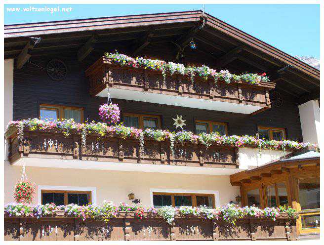 Vue majestueuse sur les sommets alpins de la Vallée Ötztal.