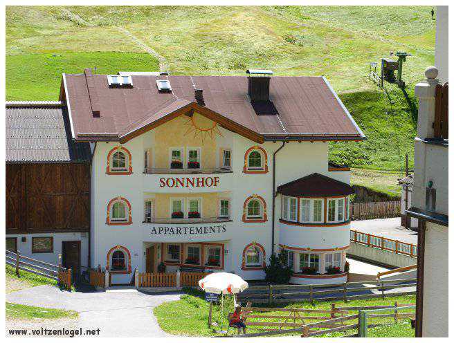 Vue majestueuse sur les sommets alpins de la Vallée Ötztal.