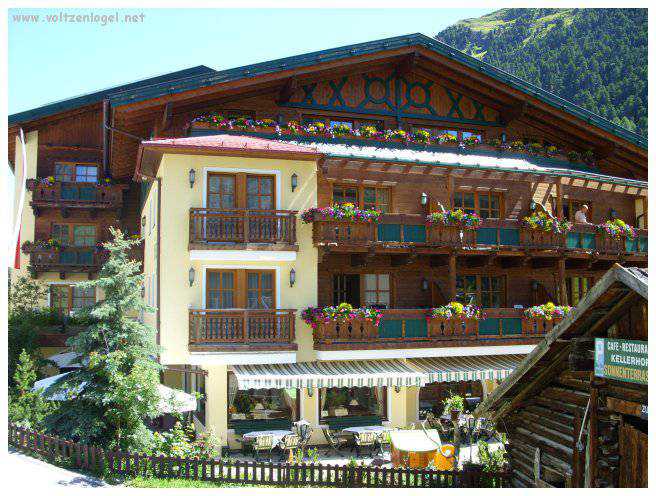 Vue majestueuse sur les sommets alpins de la Vallée Ötztal.