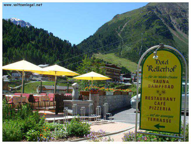 Vue majestueuse sur les sommets alpins de la Vallée Ötztal.