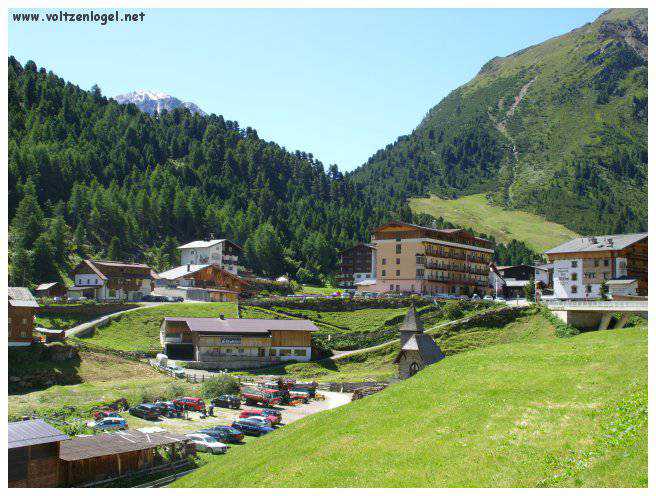 Vue majestueuse sur les sommets alpins de la Vallée Ötztal.