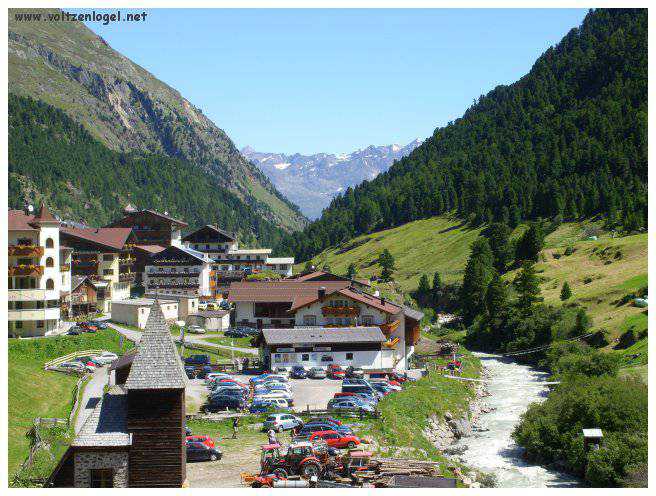 Vue majestueuse sur les sommets alpins de la Vallée Ötztal.
