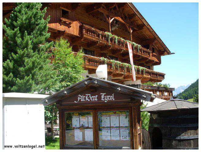 Vue majestueuse sur les sommets alpins de la Vallée Ötztal.