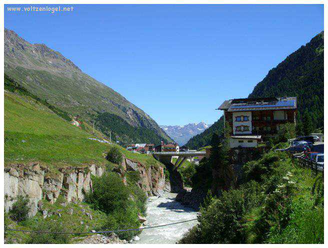 Vue majestueuse sur les sommets alpins de la Vallée Ötztal.