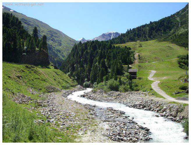 Vue majestueuse sur les sommets alpins de la Vallée Ötztal.
