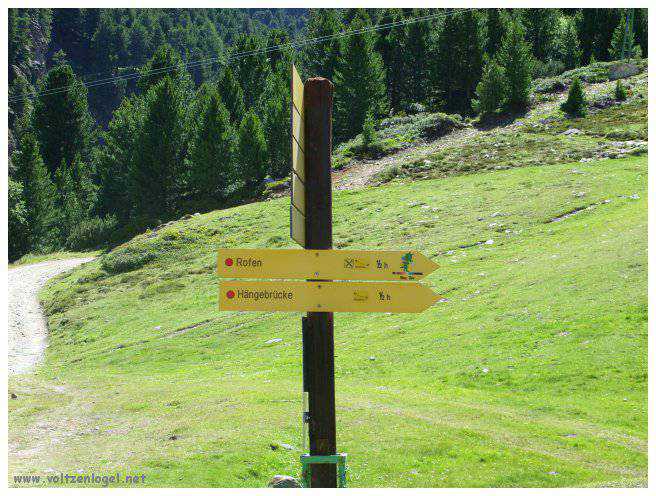 Vue majestueuse sur les sommets alpins de la Vallée Ötztal.