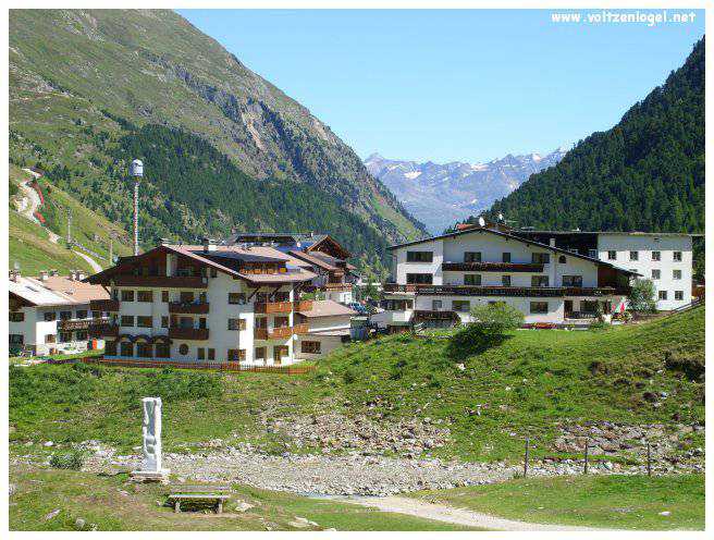 Vue majestueuse sur les sommets alpins de la Vallée Ötztal.