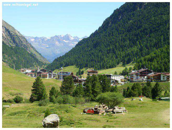 Vue majestueuse sur les sommets alpins de la Vallée Ötztal.