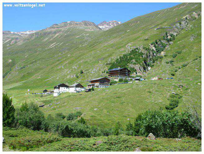 Vue majestueuse sur les sommets alpins de la Vallée Ötztal.