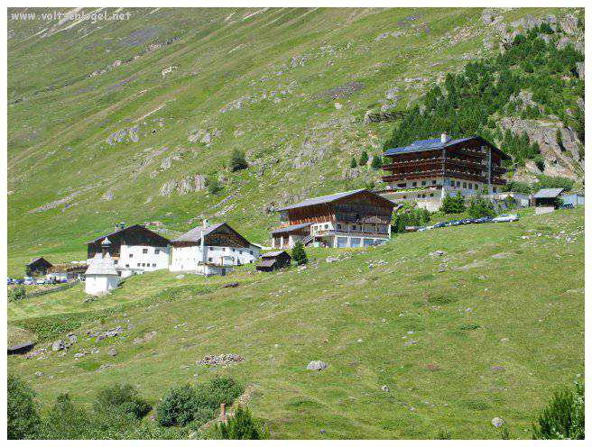 Vue majestueuse sur les sommets alpins de la Vallée Ötztal.
