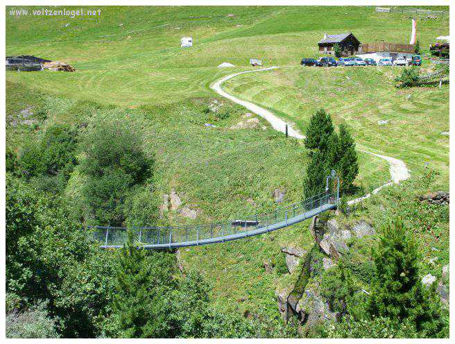 Vue majestueuse sur les sommets alpins de la Vallée Ötztal.