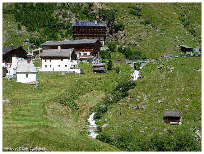 Vue majestueuse sur les sommets alpins de la Vallée Ötztal.