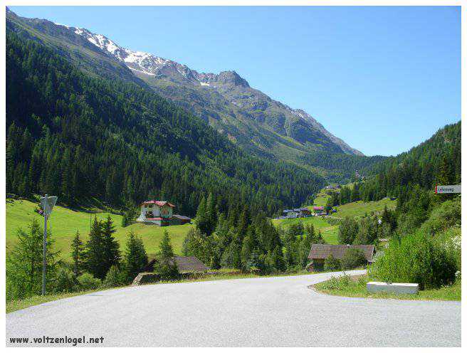 Vue majestueuse sur les sommets alpins de la Vallée Ötztal.