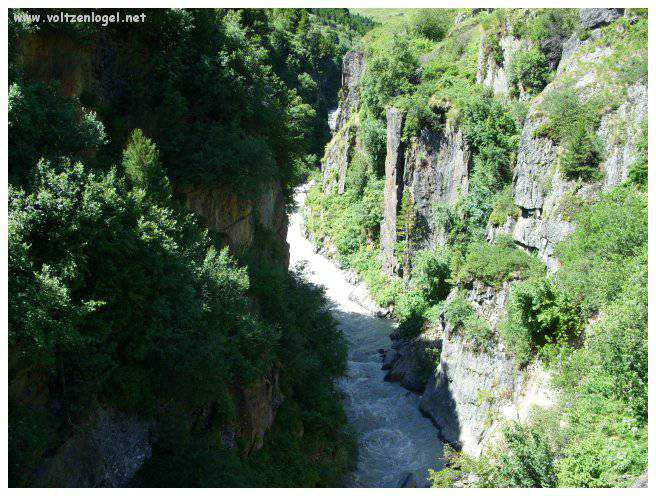 Vue majestueuse sur les sommets alpins de la Vallée Ötztal.