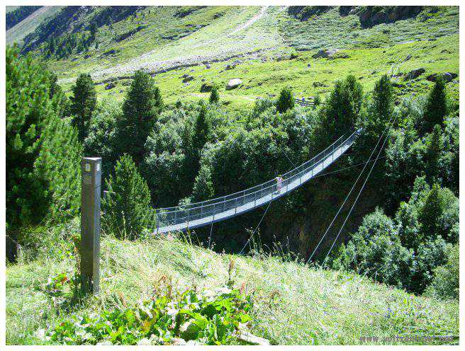 Vue majestueuse sur les sommets alpins de la Vallée Ötztal.