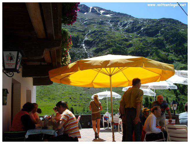 Vue majestueuse sur les sommets alpins de la Vallée Ötztal.