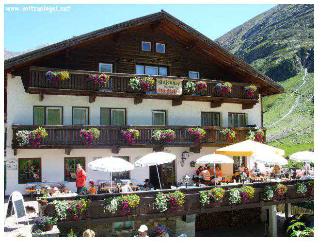 Vue majestueuse sur les sommets alpins de la Vallée Ötztal.