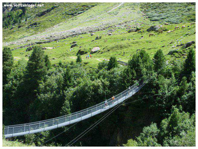 Vue majestueuse sur les sommets alpins de la Vallée Ötztal.