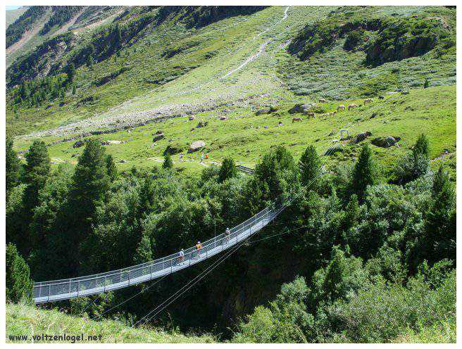 Vue majestueuse sur les sommets alpins de la Vallée Ötztal.