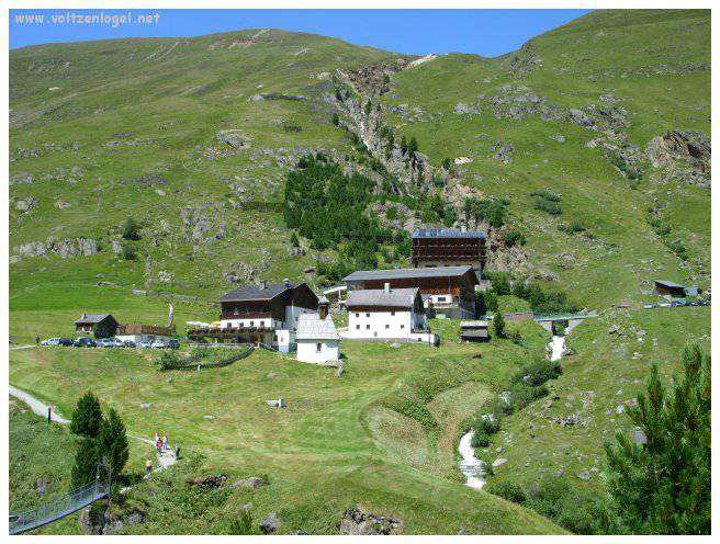 Vue majestueuse sur les sommets alpins de la Vallée Ötztal.
