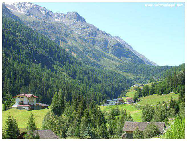 Vue majestueuse sur les sommets alpins de la Vallée Ötztal.