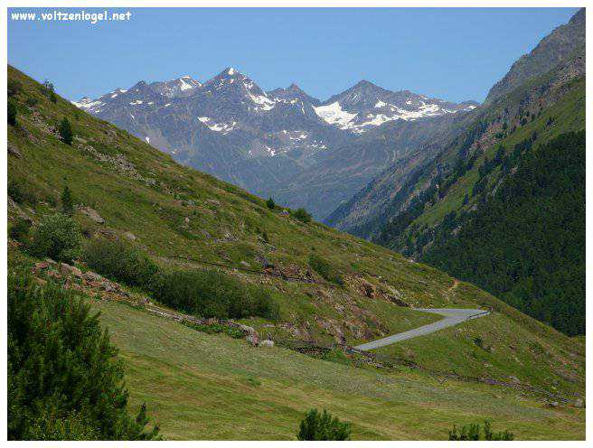 Vue majestueuse sur les sommets alpins de la Vallée Ötztal.