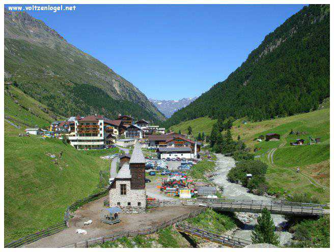 Vue majestueuse sur les sommets alpins de la Vallée Ötztal.