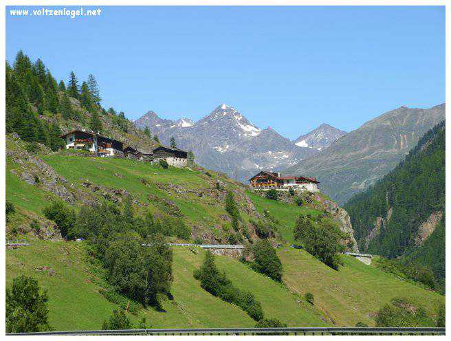 Vue majestueuse sur les sommets alpins de la Vallée Ötztal.