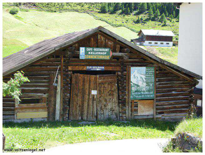 Vue majestueuse sur les sommets alpins de la Vallée Ötztal.
