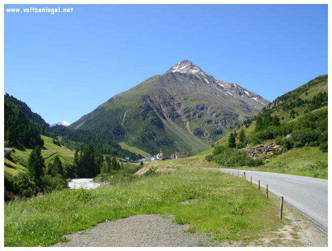 Vue majestueuse sur les sommets alpins de la Vallée Ötztal.