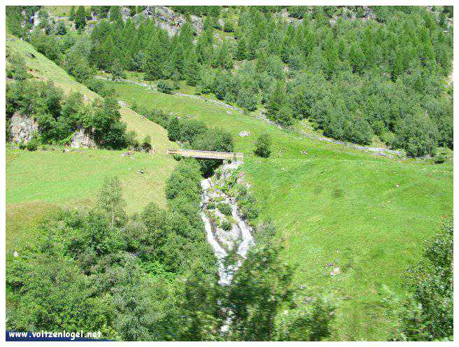 Vue majestueuse sur les sommets alpins de la Vallée Ötztal.