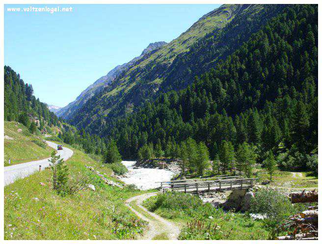 Vue majestueuse sur les sommets alpins de la Vallée Ötztal.