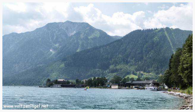 Petit village autrichien au bord du lac Achensee