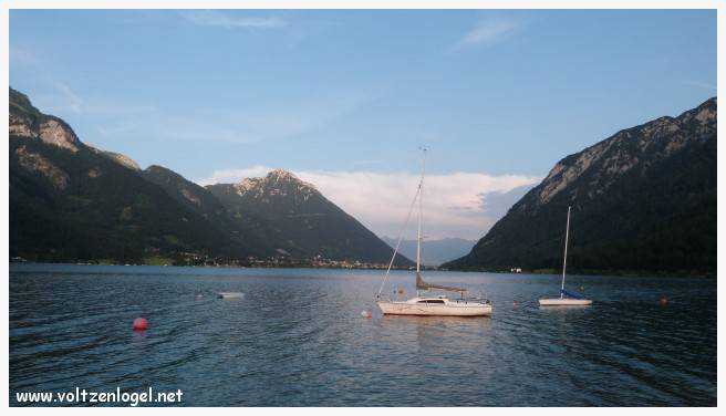 Vue panoramique sur le lac Achensee et les Alpes tyroliennes, symboles de la beauté naturelle de Pertisau.
