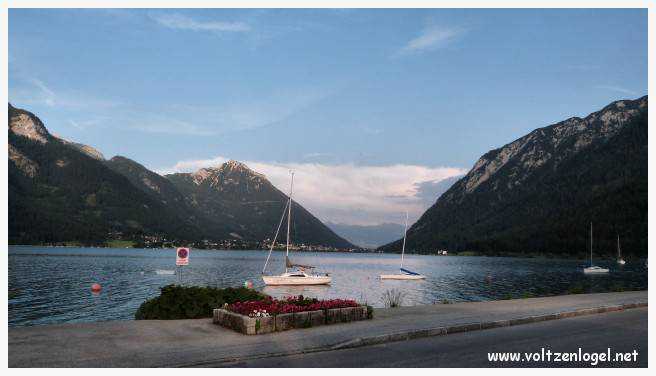 Vue panoramique sur le lac Achensee et les Alpes tyroliennes, symboles de la beauté naturelle de Pertisau.