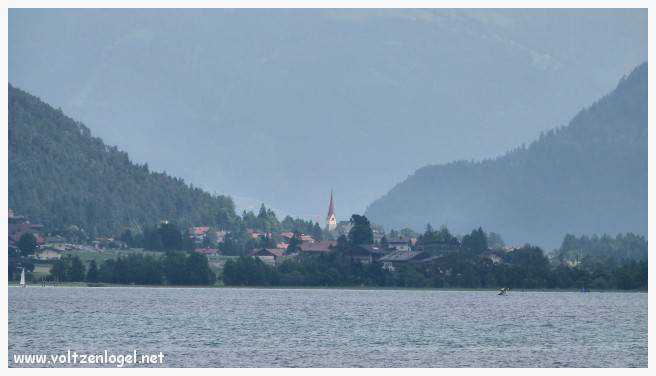 Vue panoramique sur le lac Achensee et les Alpes tyroliennes, symboles de la beauté naturelle de Pertisau.