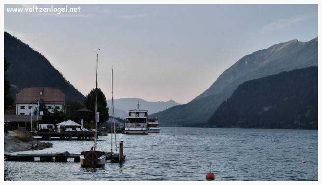 Vue panoramique sur le lac Achensee et les Alpes tyroliennes, symboles de la beauté naturelle de Pertisau.